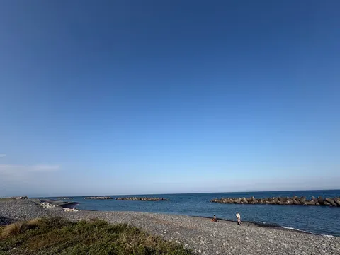 青い空と石浜の海岸線