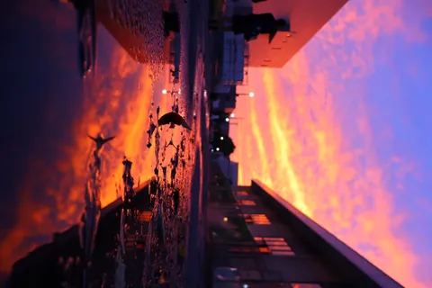 水面に広がる夕焼けの道