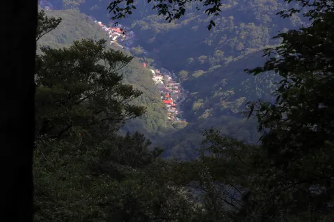 山間に咲く小さな集落