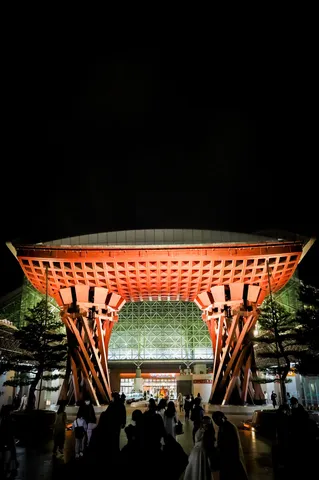夜空にそびえる赤提灯の門