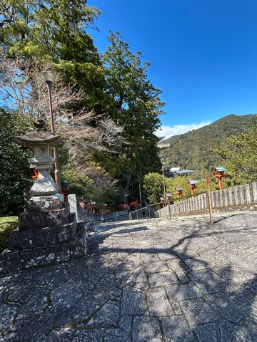 石畳の参道、朱色の鳥居の小径