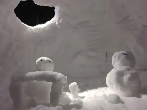 雪の洞窟、積もる静寂
