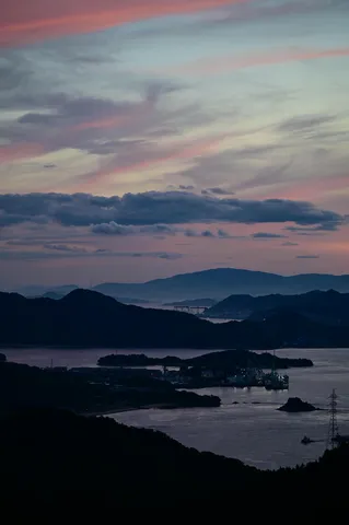 空と海のグラデーションに灯る夜景
