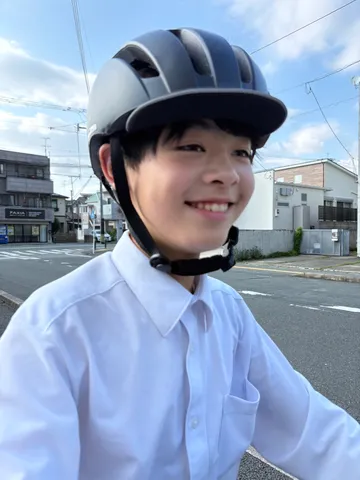 ヘルメット少年、街を駆ける