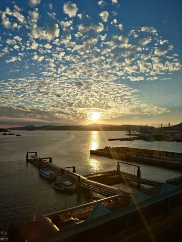 雲海にほどける港の夕日