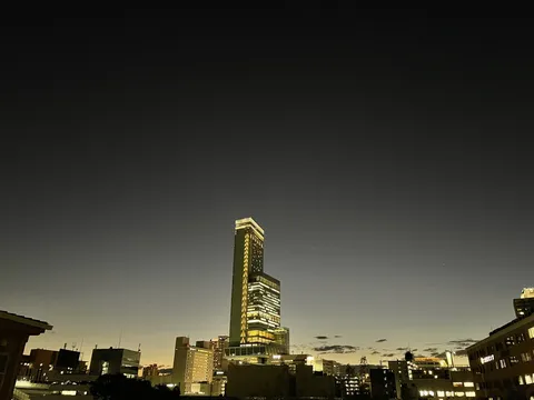 黄金に輝く高層ビル