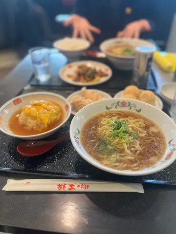 ラーメンと卵丼、食卓の賑わい