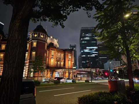 都会の夜、歴史と未来の交差点