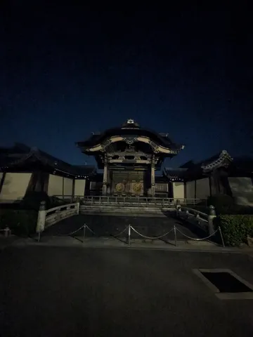 夜の帳に包まれた、秘密の入り口