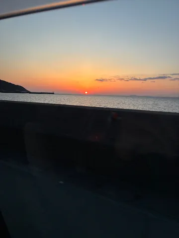車窓に広がる夕焼けロードショー