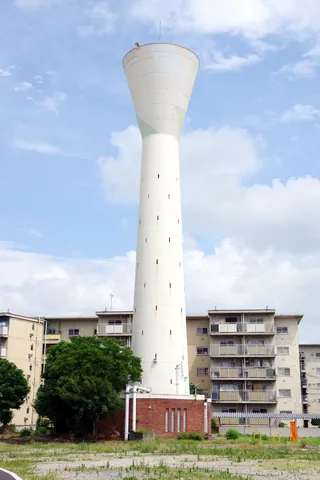 空にそびえる給水塔