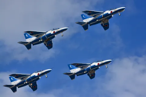 空を舞うブルーインパルスの勇姿