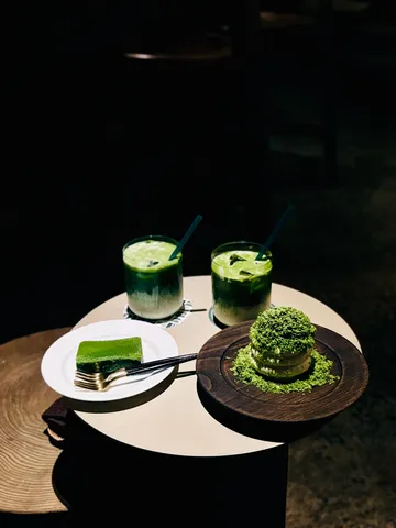 光と影が紡ぐ抹茶の誘い