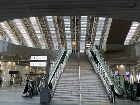 時空の広場へ誘う階段