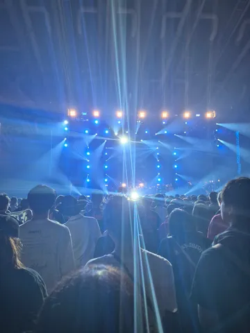 ライブ会場の光と影、熱狂の瞬間