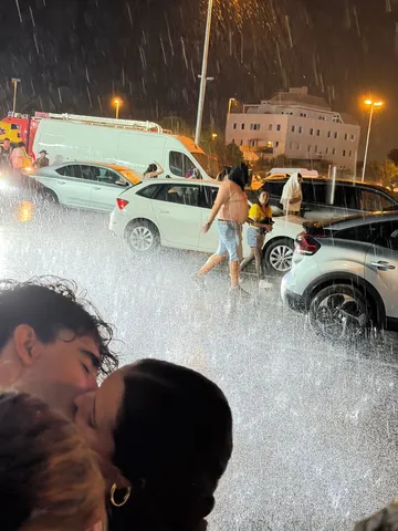 雨空に揺れる二人の世界