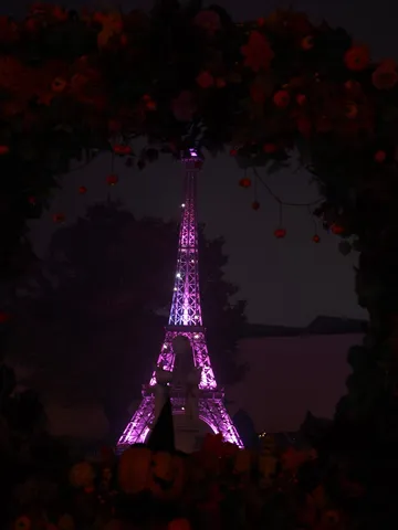 夜を染める塔と秋の灯