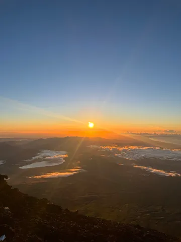 雲海に差し込む朝日の雄大さ