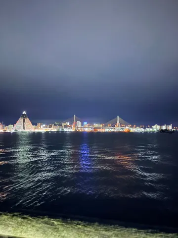 水面に映る都会の灯り