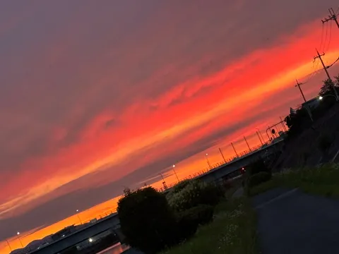 燃えるような空と橋のコントラスト