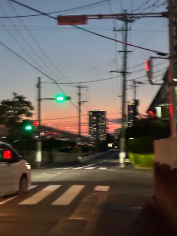 街灯りの残像、夕暮れの交差点