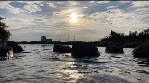 水面に映る夕焼けの静寂