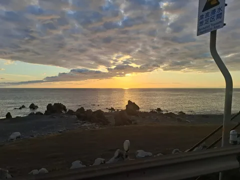 夕暮れの海と岩場の静寂