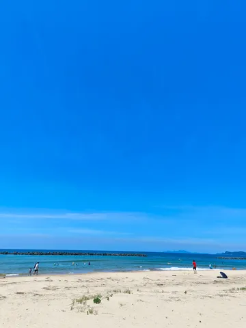 青い空と海、夏のビーチ