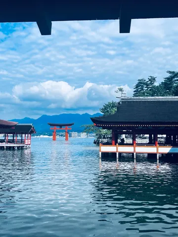 水面に浮かぶ朱色の鳥居