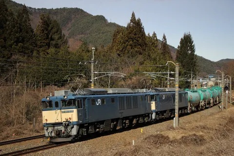 緑のタンク列車、山間を駆ける