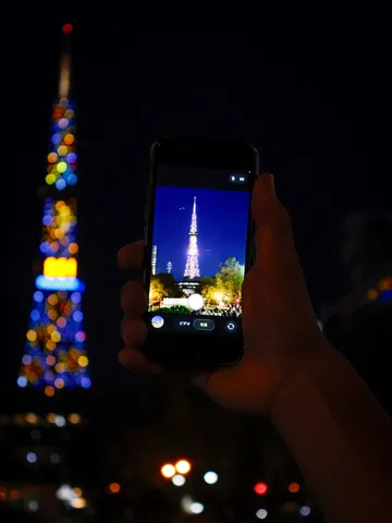 夜景を映すスマホの灯り