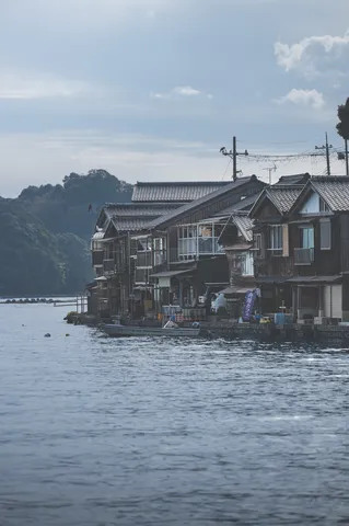 海辺の木造町の静けさ