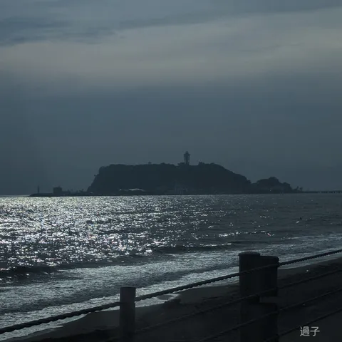 夕暮れの島と光の海