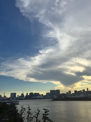 水辺に浮かぶ夕景の記憶
