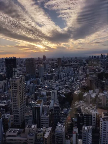 都会の空に広がる夕焼け