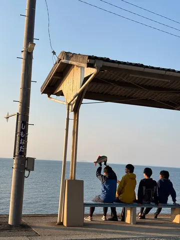 海辺の待ち人、空と魚