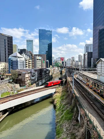 都市の隙間を縫う赤い列車
