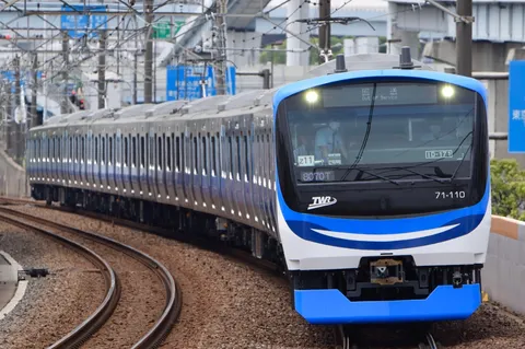 青いラインが印象的な都市鉄道