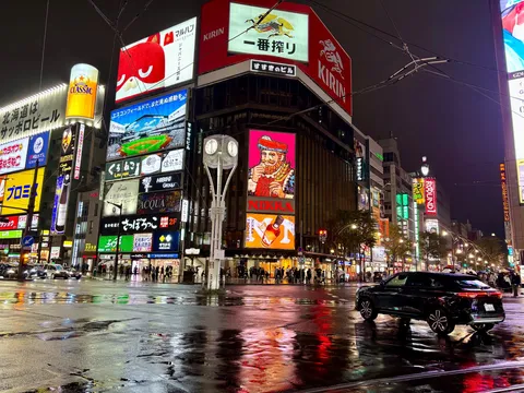 ネオン輝く雨の街角