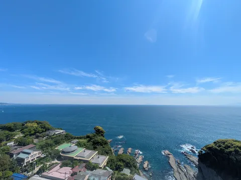 青い空と海、断崖の緑