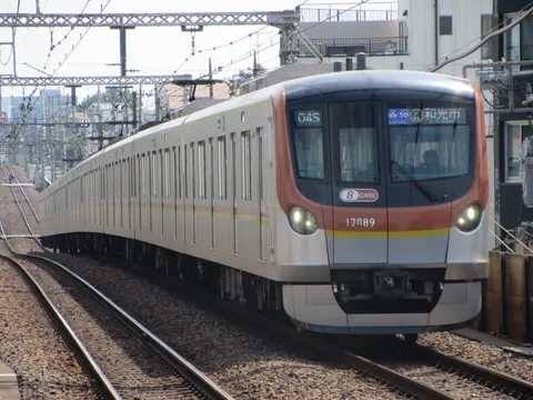 夕暮れの快速電車の余韻