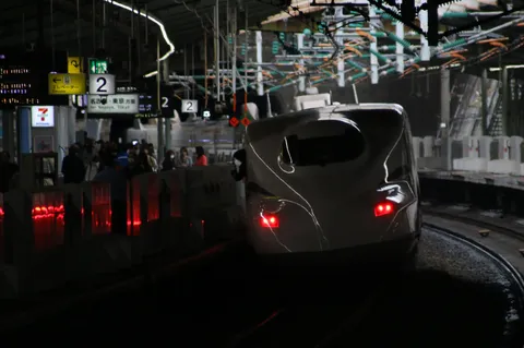 停車場の灯火、旅立ちの予感