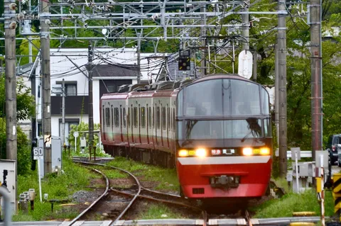 電線ジャングルを行く特急電車