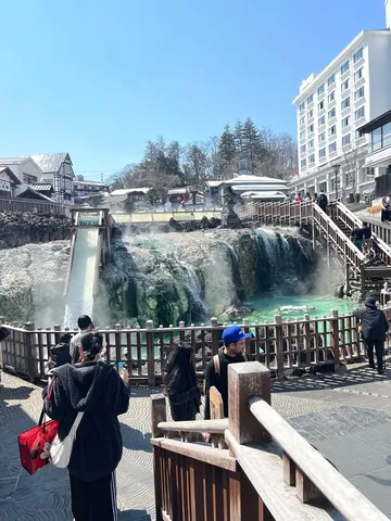 湯けむり彩る温泉街の休日