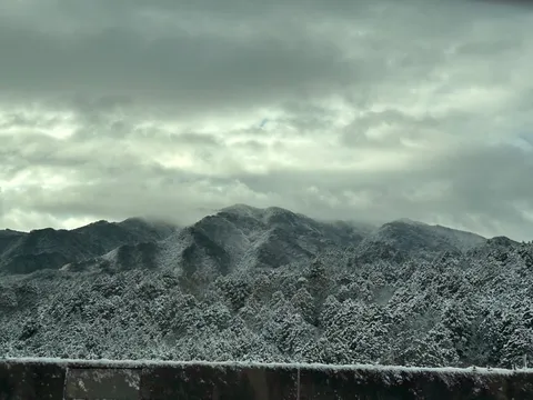 冬化粧の山並み、静寂の空