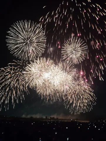 夜空を彩る光の競演