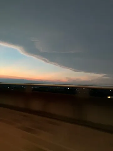 茜空と層状の雲