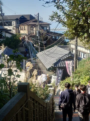 坂道の先に広がる日本の風景