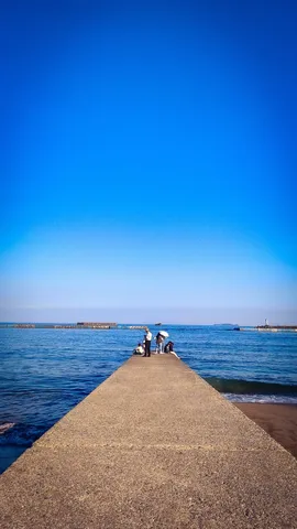 海へと続く静かな桟橋