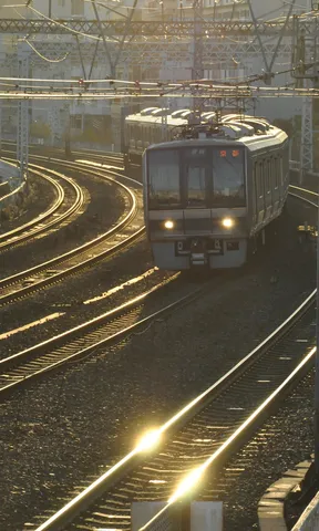 夕陽を浴びて疾走する列車